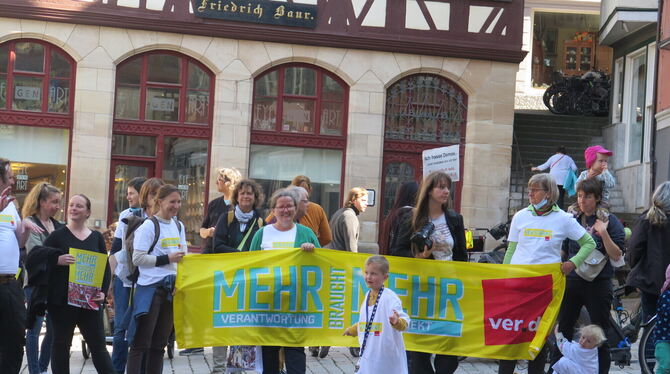 Über 60 Kinder und Erwachsene demonstrierten vor dem Rathaus.  FOTO: RIESNER