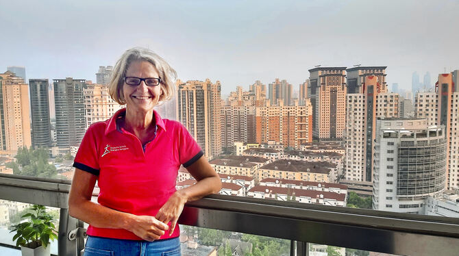 Susanne Heß leitet die Deutsche Schule in Shanghai seit fünf Wochen von ihrem Homeoffice im 29. Stock aus.  FOTO: PRIVAT