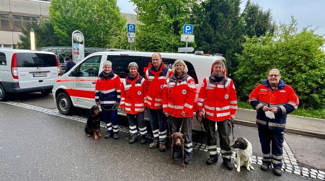 Die ehrenamtlichen Rettungshundler von Deutschem Rotem Kreuz (DRK) und Malteser-Hilfsdienst nach Abschluss der Suche.  FOTO: DRK