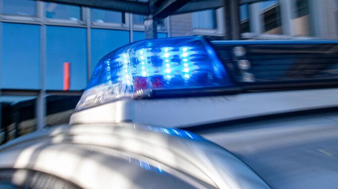 https://www.gea.de/cms_media/module_img/81261/40630768_1_detail_Ein_Blaulicht_leuchtet_auf_dem_Dach_eines_Polizeiwagens..jpeg