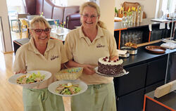 Julia Singer (rechts) und Karin Preschl verköstigen die Gäste im Café Ikarus.  FOTOS: BLOCHING
