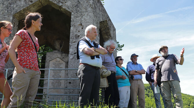 Christoph Gruner (rechts) führte am Samstag und  Sonntag durch  Seeburg und hinauf zum Kriegerdenkmal auf dem  Burgberg. FOTO: B