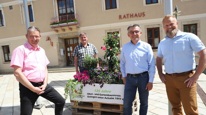 Prominenter Platz für einen Geburtstagsgruß: Bürgermeister Alexander Schweizer (links) übergab gemeinsam mit Bauhofleiter Jens H