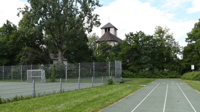 Statt des Kirch- gartens soll jetzt die städtische Fläche beim Schulsport-gelände hinter der Christuskirche überbaut werden. Ein