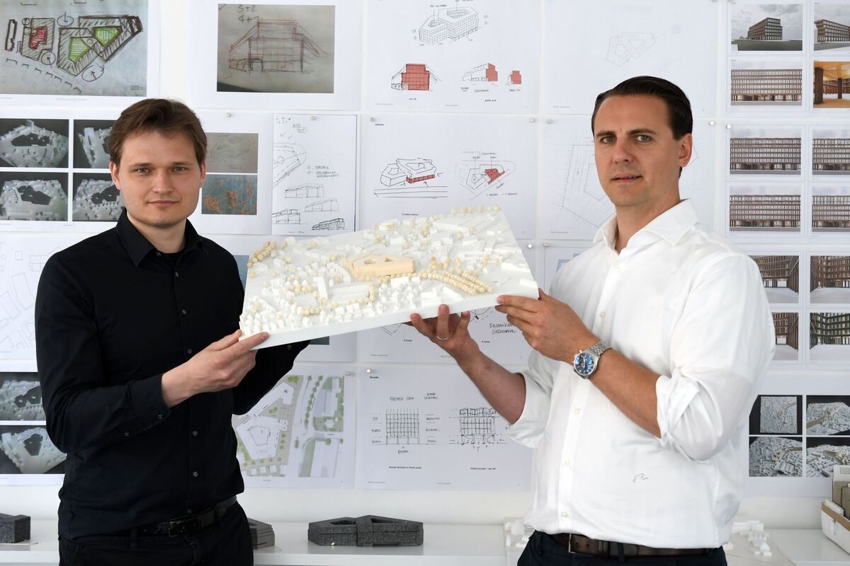 Die Architekten Maximilian Köth (links) und Hannes Riehle in ihrem Stuttgarter Büro vor einer Wand voller Skizzen und Entwürfen