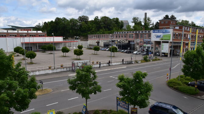 Neue Weichenstellung beim städtebaulichen Wettbewerb fürs Emil-Adolff-Areal: Auf dem Parkplatz entsteht ein zweigeschossiger Neu