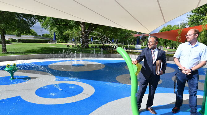 Startschuss mit der Wasserkanone im neuen Splashpark des Wellenfreibads durch Reutlingens Bäderchef Necdet Mantar und Betriebsle