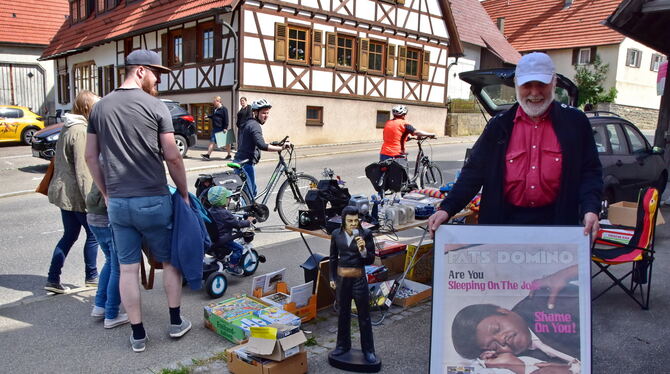 »Schläfst Du während der Arbeit?« Plakate für Beamten-Büros, wie hier am Stand von Ulrich Maier, und vieles anderes gab es auf d