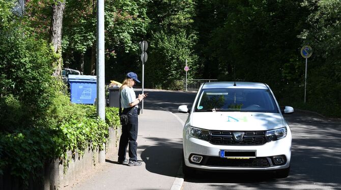 Typisch Wörthstraße: In der unübersichtlichen Kurve im Halteverbot parken. So sieht der stadtauswärts fahrende Verkehr nicht meh