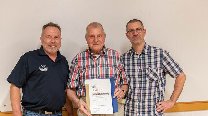 Ehrungen bei der DLRG Pfullingen: Der Ortsgruppenvorsitzende Wolfgang Sommer (links) und sein Stellvertreter Frank Zivko (rechts