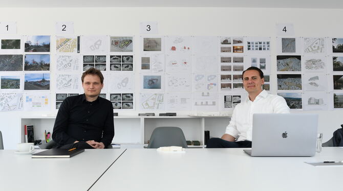 Die Architekten Maximilian Köth (links) und Hannes Riehle in ihrem Stuttgarter Büro vor einer Wand voller Skizzen und Entwürfe d