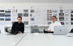 Die Architekten Maximilian Köth (links) und Hannes Riehle in ihrem Stuttgarter Büro vor einer Wand voller Skizzen und Entwürfe d