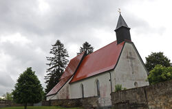 Die Kirche muss dringend saniert werden. Unter anderem braucht der Dachstuhl am Chor eine  Stabilisierung. Die Gesamtkosten werd