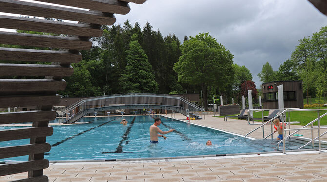 Das neu sanierte Münsinger Freibad liegt dem Förderverein Münsinger Bäder am Herzen. Nebenan wird das Hallenbad neu gebaut.  FOT