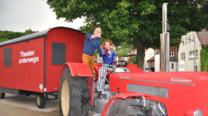 Auf dem Weg zu den Menschen: Dietlinde Ellsässer und Hans Förster reisen mit ihrem Theaterwagen von Ort zu Ort. FOTO: BIMEK