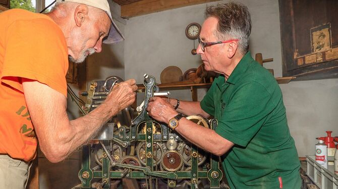 Peter Meier (links) und Rudi Wurster bei der aufwendigen Filigranarbeit am Uhrwerk der ehemaligen Uhland-Schuluhr.  FOTOS: ARNOL