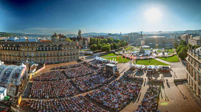 Ausverkauft ist das SWR-Sommerfestival mit 4 300 Gästen bei Pop & Poesie vor der idyllischen Kulisse des Neuen Schlosses.  FOTO: