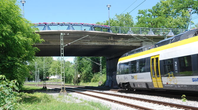 Unten durch statt oben rüber: Ohne Berührung der Nürtinger Straße kommen Radfahrer und Fußgänger bald vom Bahnhof links der Glei