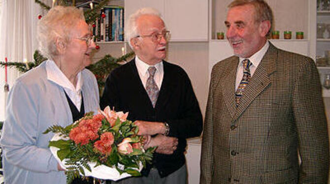 Hans Lorch, Betzingens stellvertretender Bezirksbürgermeister, gratuliert Rosa und Karl Maier zur eisernen Hochzeit.
FOTO: SOL