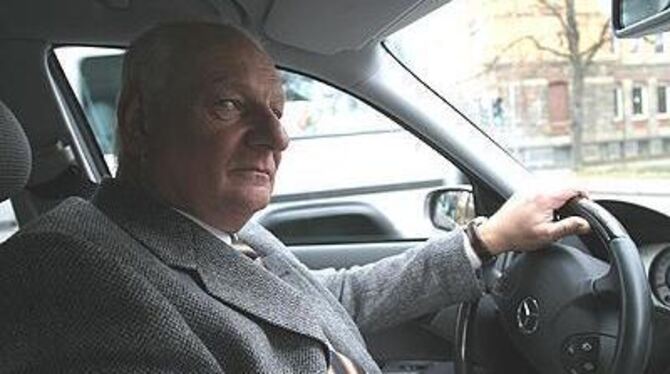 Stets hellwach und mit dem siebten Sinn am Steuer. Der Landrat-Chauffeur Herbert Hotz.
FOTO: BAIER