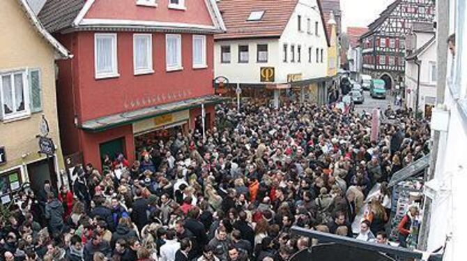 Kein Durchkommen mehr: Ausgelassene Einstimmung auf Weihnachten in der Oberamteistraße.
FOTO: DIETER REISNER