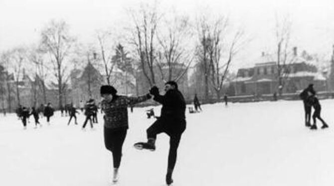 Seit 1928 verlustierten sich die Reutlinger auf Tennisplätzen in der Charlottenstraße, die mit Wasser überspritzt wurden. Die Fotos stammen aus den 60er Jahren.
FOTO: STADTARCHIV