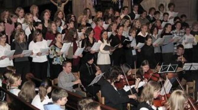 Immer wieder ein besonderes Ereignis: Das Weihnachtskonzert der Gymnasiasten in der Bad Uracher Amanduskirche.
FOTO: MARA SANDER