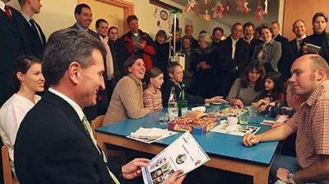 Ministerpräsident Günther Oettinger im Reutlinger Klinikum mit Ärzten, Pflegern und spielenden Kindern.
FOTO: TRINKHAUS