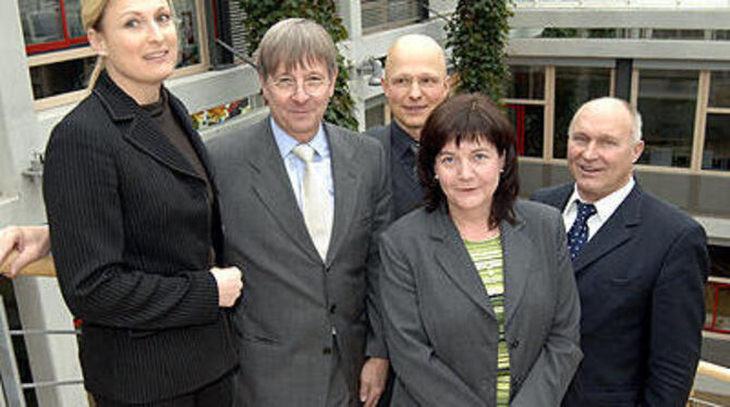 Fünf der 13 Partner (Mit-Eigentümer) der Reutlinger Voelker-Gruppe (von links): Kathrin Völker, Michael Hubberten, Dr. Hans Hammann, Liane Slama und Dr. Heiner Völker. Das Beratungsunternehmen hat derzeit 75 Mitarbeiter.
FOTO: NIETHAMMER