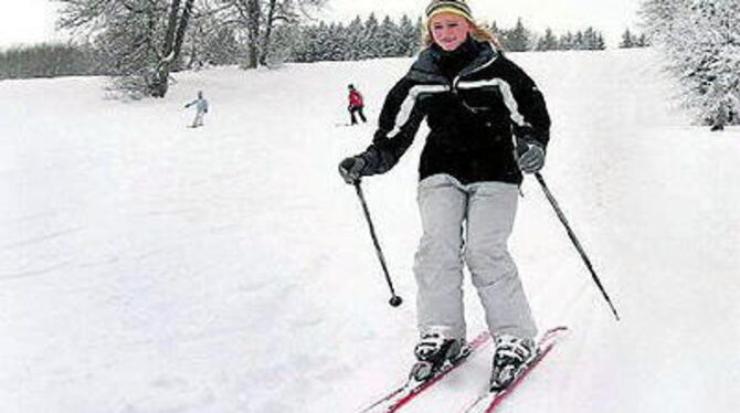 Gute Bedingungen für den Wintersport auf der Alb: Anja Eith hat die Piste am Traifelberg bereits getestet.
FOTO: REISNER