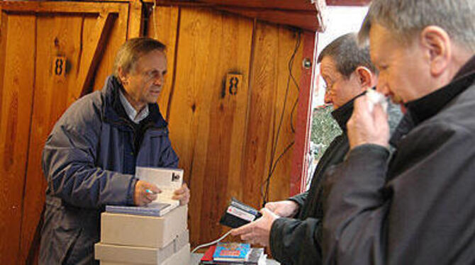 Dr. Gerhard Raff hat dem Verein handsignierte Exemplare seiner Bücher zur Verfügung gestellt, die am GEA-Anzeigenschalter zu haben sind.
GEA-FOTO: PACHER