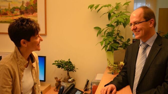 Pfullingens Bürgermeister Michael Schrenk im Gespräch mit seiner Chefsekretärin Cornelia Gekeler. GEA-FOTO: SAUTTER