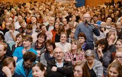 Mit rund 900 Besuchern aller Altersgruppen war das Interesse der Trochtelfinger Wähler am GEA-Podium riesengroß. FOTOS: TRINKHAU