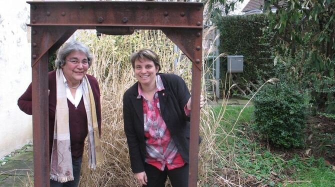 Stabübergabe in Kirchentellinsfurt: Uta Röck (links) und Ruth Setzler an der alten Druckerpresse vor dem Schloss.  GEA-FOTO: -JK