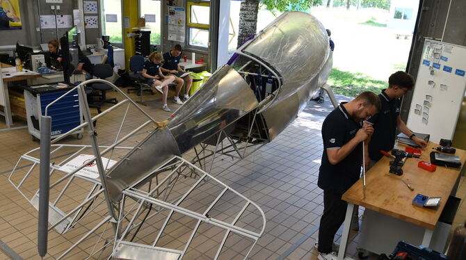 Blick in den Hangar des IP Plane-Teams der Hochschule Reutlingen. Das zweisitzige Doppeldecker-Kunstflugzeug ist schon weit gedi