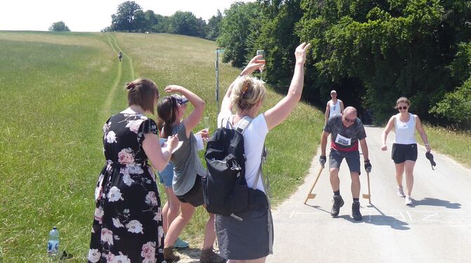 Die Stelzengeher hatten ihre vierte »Wooden Stilts Mountain Challenge« ausgelobt, an der 15 Leute teilnahmen.  FOTOS: BERNKLAU