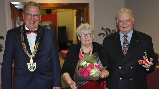 Oberbürgermeister Thomas Keck (links) überreichte Toni Cioma die Verdienstmedaille der Stadt Reutlingen. Gattin Mary erhielt ein