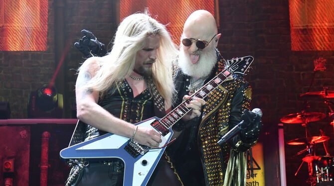 Großes Kino: Richie Faulkner an der E-Gitarre und Sänger Rob Halford.