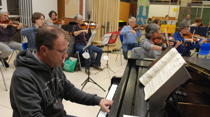 Bei der Probe fürs Sommerkonzert: Das Kammerorchester mit Pianist Michael Kuhn, der auch einen Solo-Part übernimmt. FOTO: RKO