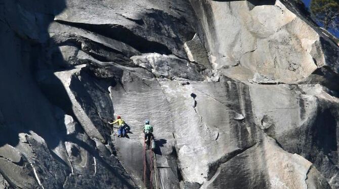 Tommy Caldwell (l) und Kevin Jorgeson beim Aufstieg. Foto: Patrick Tehan