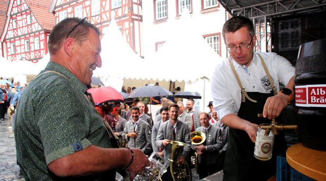 Wilhelm Staneker (links), Vorsitzender des Vereins »Fest in der Feste«, und Bürgermeister Christoph Niesler schenkten zum Auftak