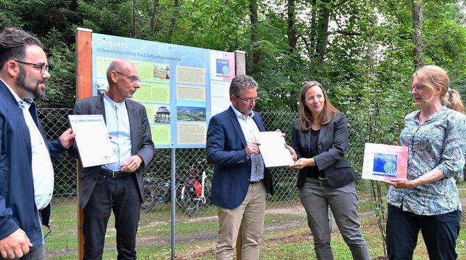 Enthüllung des Geopoints (von links): Christian Kühn (Staatssekretär Umweltministerium), Volker Gurski (Kurklinikchef), OB Micha