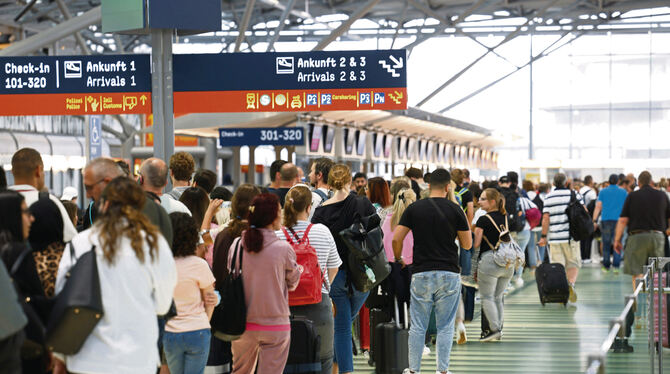 An den Sicherheitskontrollen der Flughäfen  bilden sich  teilweise Schlangen von mehreren Hundert Metern.