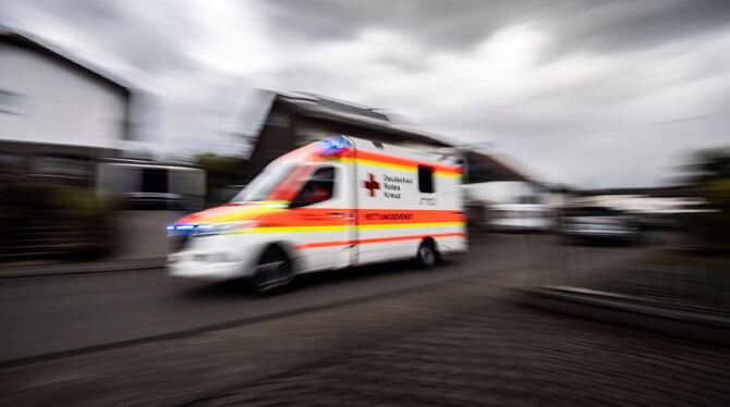 Ein Rettungswagen fährt über die Straße