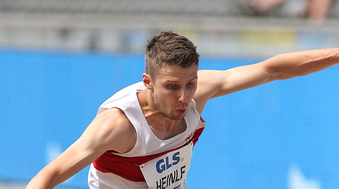 Fabian Heinle versucht, in Hechingen zur EM-Norm zu springen.  FOTO: GÖRLITZ