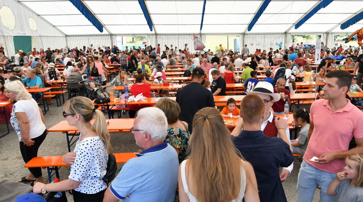 Essensausgabeschlange im Festzelt FOTO MEYER_7196