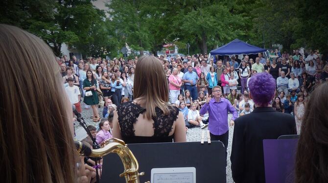 Lila Hemd zu den lila Haaren von Sängerin Catlin: Wolf-Dieter Rahn dirigiert bei der Summer Party des DBG in Metzingen.  FOTO: B