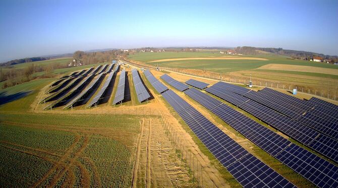 Luftbildaufnahme vom neuen Stadtwerke-Solarpark in Aulendorf. Die Module funktionieren auf der Vorder- und der Rückseite.  FOTO