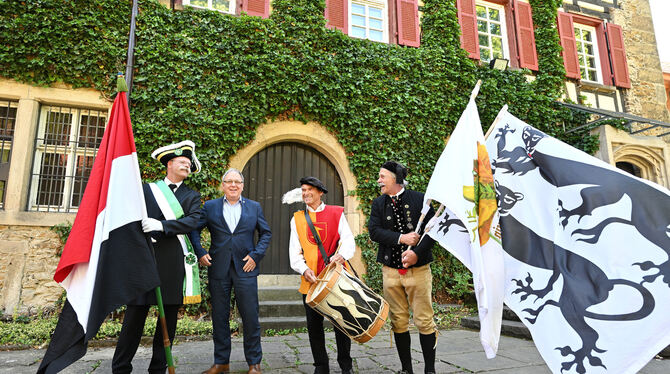 Vor dem Heimatmuseum wird die Tradition hochgehalten: Reutlingens Fahnenflaiger Thomas Walker (von links), OB Thomas Keck, Tromm