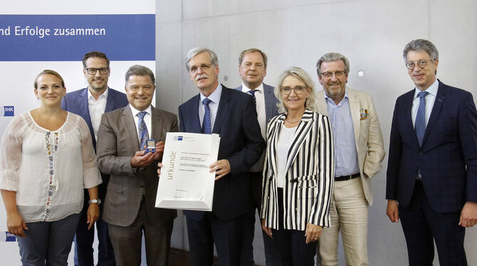 Christian O. Erbe übergab Bernd Engler (rechts) die Auszeichnung. FOTO: IHK